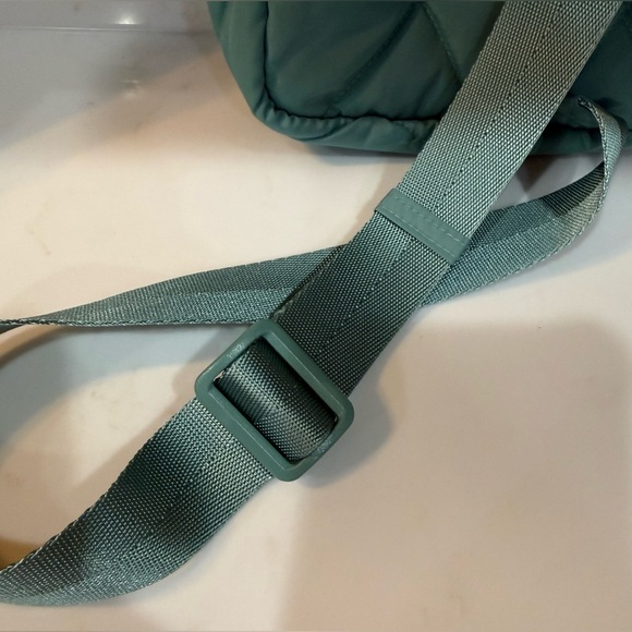 Vera Bradley Ultralight Essential Sling
Backpack Beryl Green - Picture 4 of 7